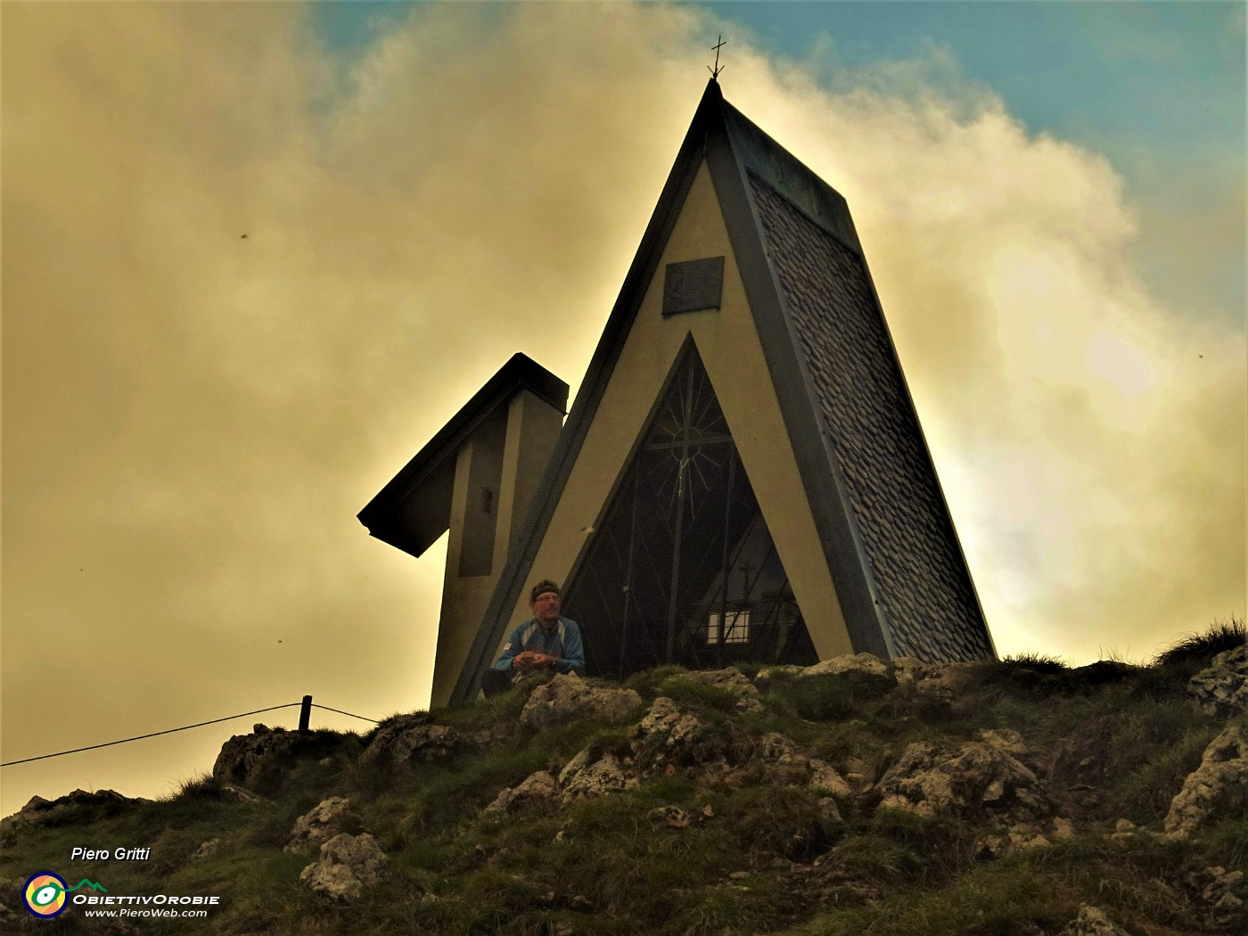 95 Alla cappelletta di vetta del Pizzo Cerro (1285 m) .JPG